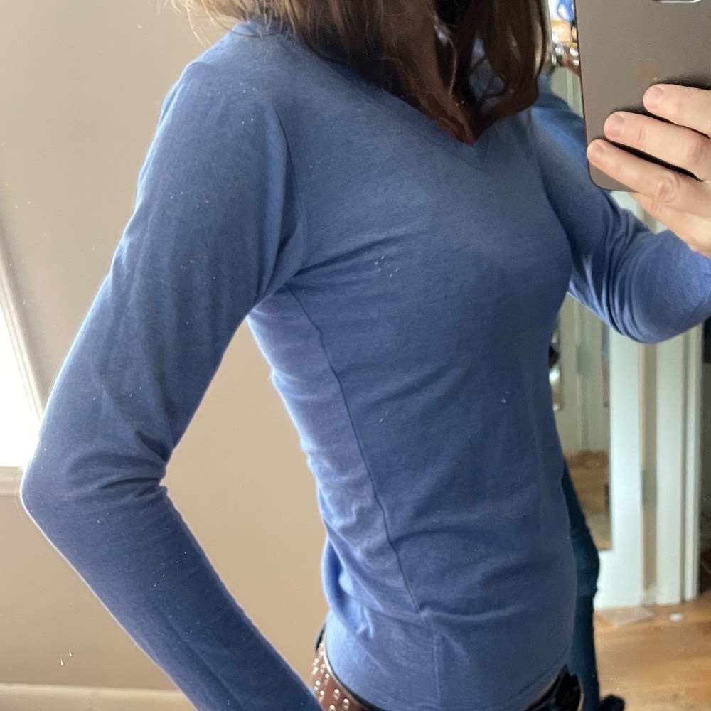 Studio 33 light blue long sleeve fitted cotton poly V-neck knit top, med, large